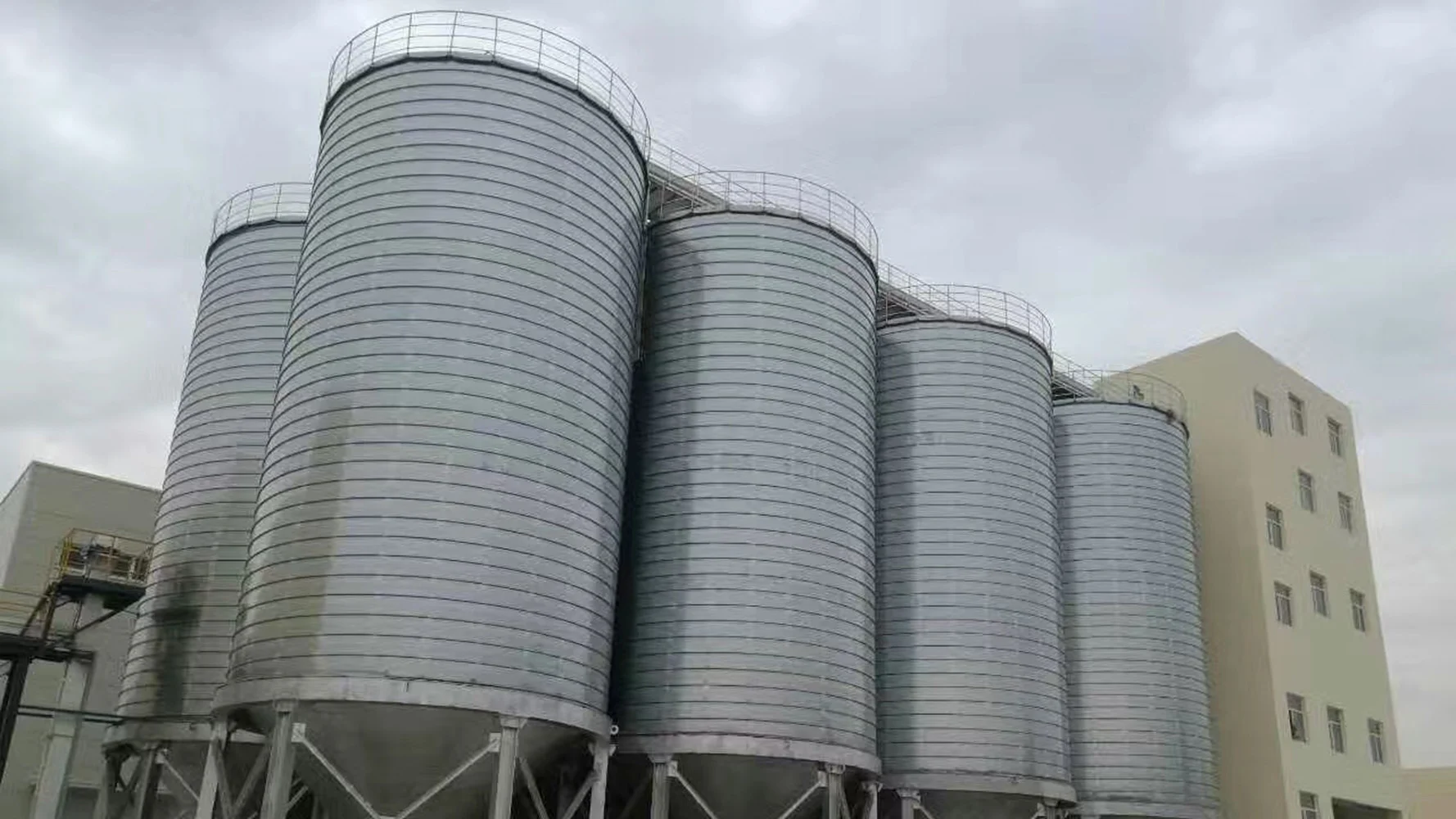 Plastic granule steel silo